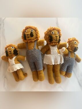 Vintage Crochet Lion Stuffed Animals {SET}